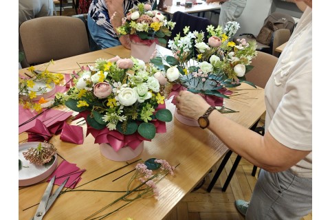 Warsztaty florystyczne dla seniorów - Kwiaty w pudełku