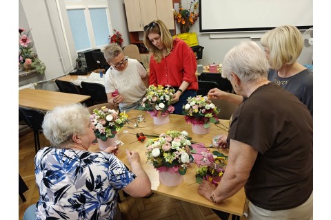 Warsztaty florystyczne dla seniorów - Kwiaty w pudełku