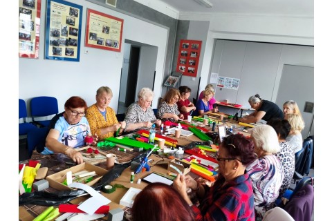 Warsztaty kreatywne dla seniorów „Obrazy 3D z kwiatów z krepiny”