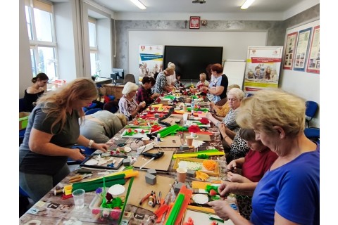 Warsztaty kreatywne dla seniorów „Obrazy 3D z kwiatów z krepiny”
