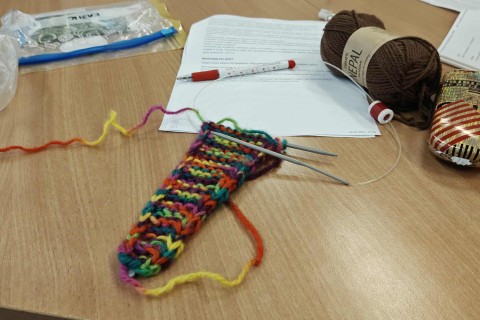 Warsztaty robienia na drutach dla seniorów