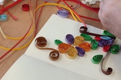 Warsztaty  seniorów - pocztówki metodą quillingu