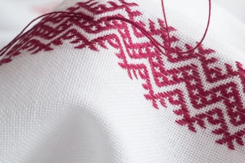 Warsztaty artystyczne dla seniorów - zdobiena wzorami ludowymi