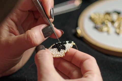 Warsztaty tworzenia biżuterii - broszka w technice haftu koralikowego 